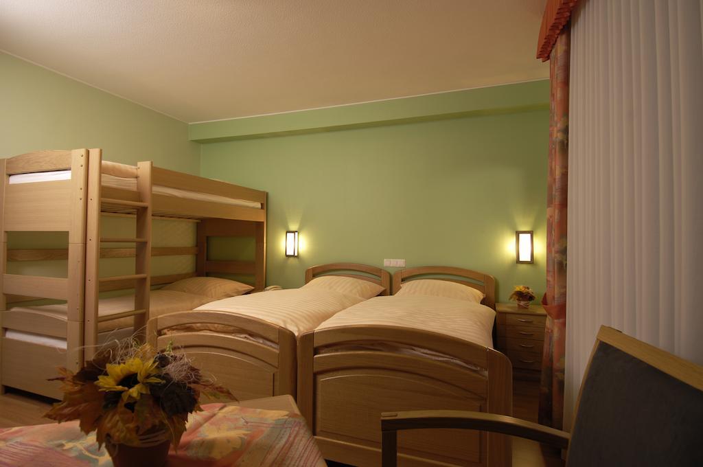Zum Burghof Hotel Schoenberg Room photo